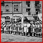 [Photo] high school girls in traditional folk costume (the Hangya Building is in the background).