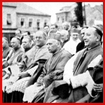 [Photo] Cardinal Mindszenty (3rd from the right) and Bishop Sándor Kovács, Cathedral Diocesan Bishop (4th from right).